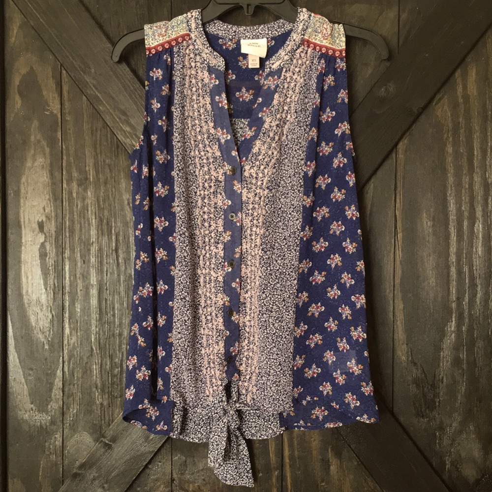 Sleeveless floral print blouse